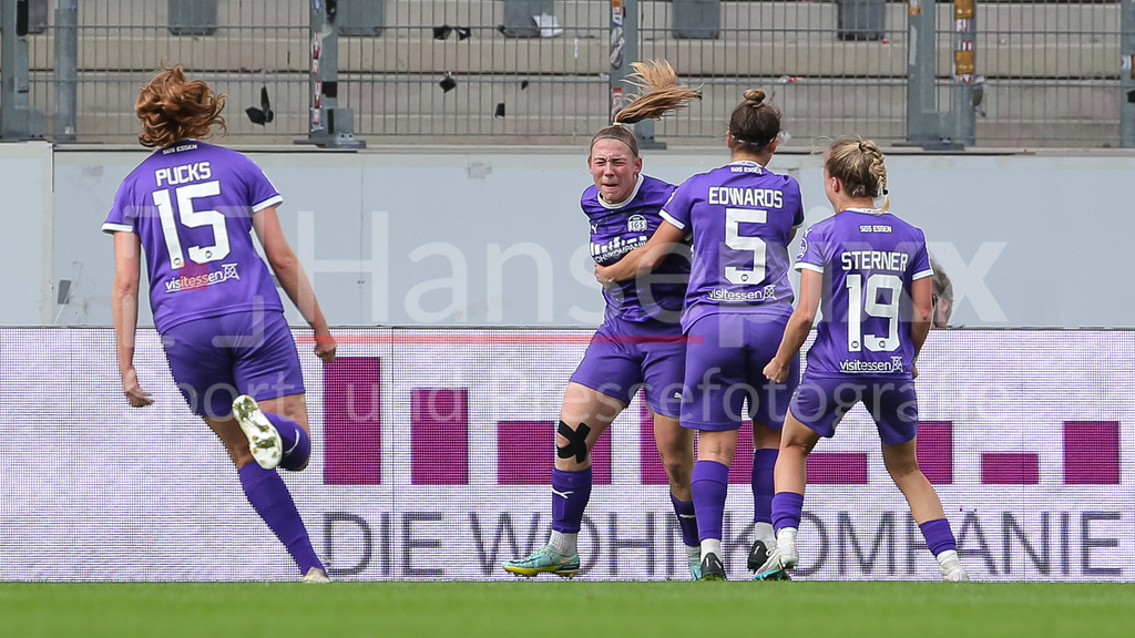 Fussball, Google Pixel Frauen-Bundesliga, SGS Essen - SV Werder Bremen | v.li.: Torschützin Ramona Maier (SGS Essen, 9), Maria Edwards (SGS Essen, 5) und Beke Sterner (SGS Essen, 19) mit Torjubel, Jubel, jubeln, jubelt, optimistisch, Spielszene, Highlight, Freude über das Tor zum 1:1, DIE DFB-RICHTLINIEN UNTERSAGEN JEGLICHE NUTZUNG VON FOTOS ALS SEQUENZBILDER UND/ODER VIDEOÄHNLICHE FOTOSTRECKEN. DFB REGULATIONS PROHIBIT ANY USE OF PHOTOGRAPHS AS IMAGE SEQUENCES AND/OR QUASI-VIDEO.