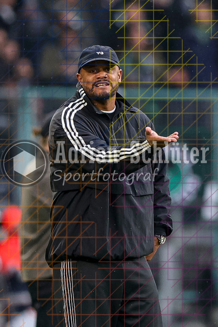 Borussia Mönchengladbach vs FC Bayern München - Bundesliga  | Mönchengladbach, Deutschland, 25.10.25:   Trainer Vincent Kompany (FC Bayern München) gestikuliert, Gestik waehrend des Spiels der Bundesliga zwischen Borussia Mönchengladbach vs FC Bayern München im Stadion im Borussia Park(Foto von Brauer-Fotoagentur / Adrian Schlueter)