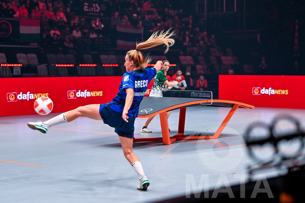 _DWI5945 | Anna Iszak vs Carolyn Greco beim Frauen- Single  Ungarn vs. USA bei der Teqball Weltmeisterschaft 2022 in der Kia Metropole Arena. Nürnberg, 27.11.2022 - Realisiert mit Pictrs.com