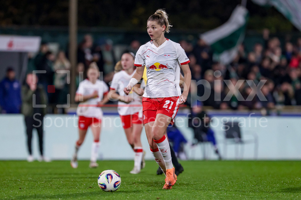 Fussball, Google Pixel Frauen-Bundesliga, SV Werder Bremen - RB Leipzig | Julia Landenberger (RB Leipzig, 21) am Ball, Einzelbild, Ganzkörper, Aktion, Action, Spielszene, DIE DFB-RICHTLINIEN UNTERSAGEN JEGLICHE NUTZUNG VON FOTOS ALS SEQUENZBILDER UND/ODER VIDEOÄHNLICHE FOTOSTRECKEN. DFB REGULATIONS PROHIBIT ANY USE OF PHOTOGRAPHS AS IMAGE SEQUENCES AND/OR QUASI-VIDEO.