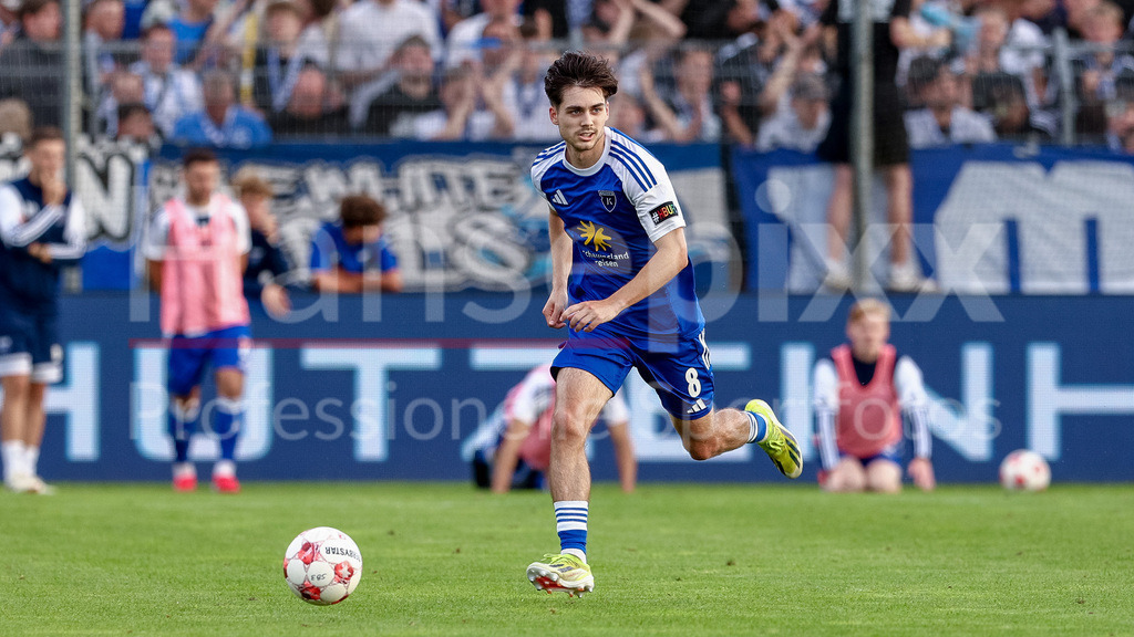 Fussball, Regionalliga Nord, BSV Kickers Emden - SV Meppen | Mika Eickhoff (BSV Kickers Emden, 8) am Ball, Freisteller, Einzelbild, Ganzkörper, Aktion, Action, Spielszene