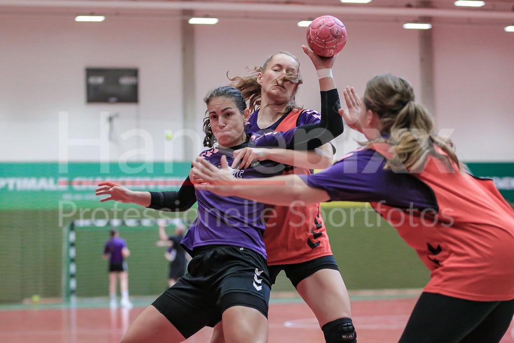 Handball, 2. Bundesliga Frauen, Training SV Werder Bremen | v.li.: Anna Lena Bergmann (SV Werder Bremen, 25) und Lara Niemann (SV Werder Bremen, 35) im Zweikampf, Duell, Spielszene, Aktion, Action