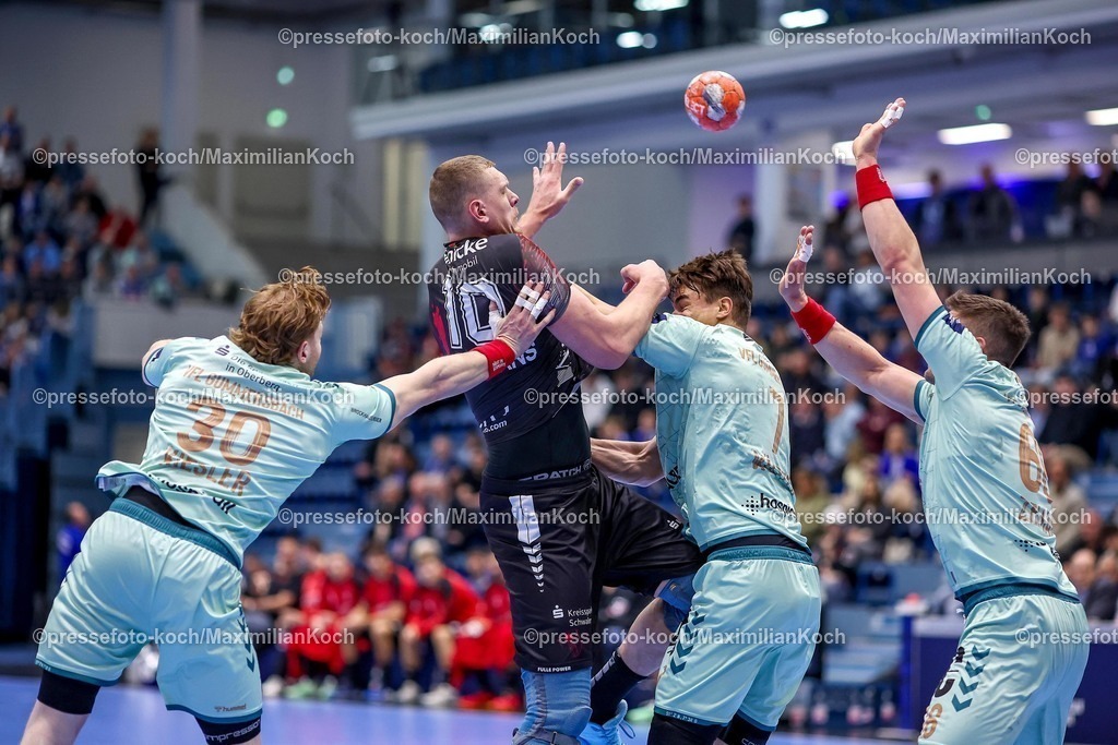 Gum25032501009 | 25.03.2025, Handball, European League - Play-Offs, VfL Gummersbach - MT Melsungen, Schwalbe-Arena: Dainis Kristopans (MT Melsungen #10) wird von Tom Kiesler (GUM #30) Julian Köster (GUM #7) und Stepan Zeman (GUM #66) festgemacht