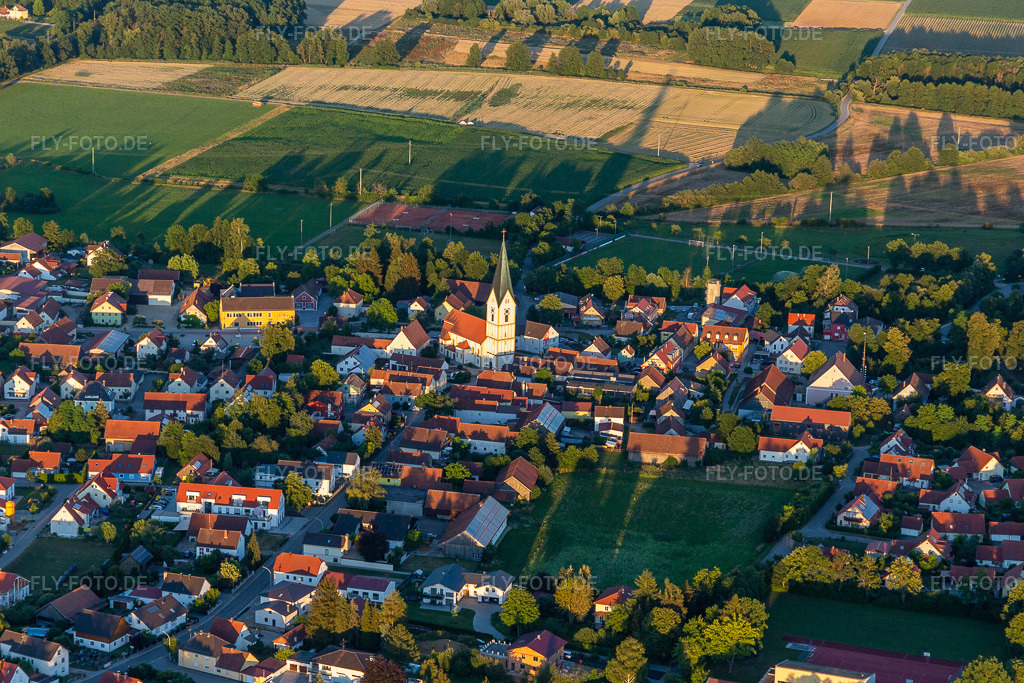 Luftbild: Sankt Johannes Baptist Kirche in Sünching im Bundesland Bayern in Deutschland. – Foto: IMG_133332.jpg vom 03.07.2022 durch Werner Riehm/FLY-FOTO.de – Auflösung des Originals: 5472 x 3648 px – Gemeinde Sünching | Gemeinde Sünching