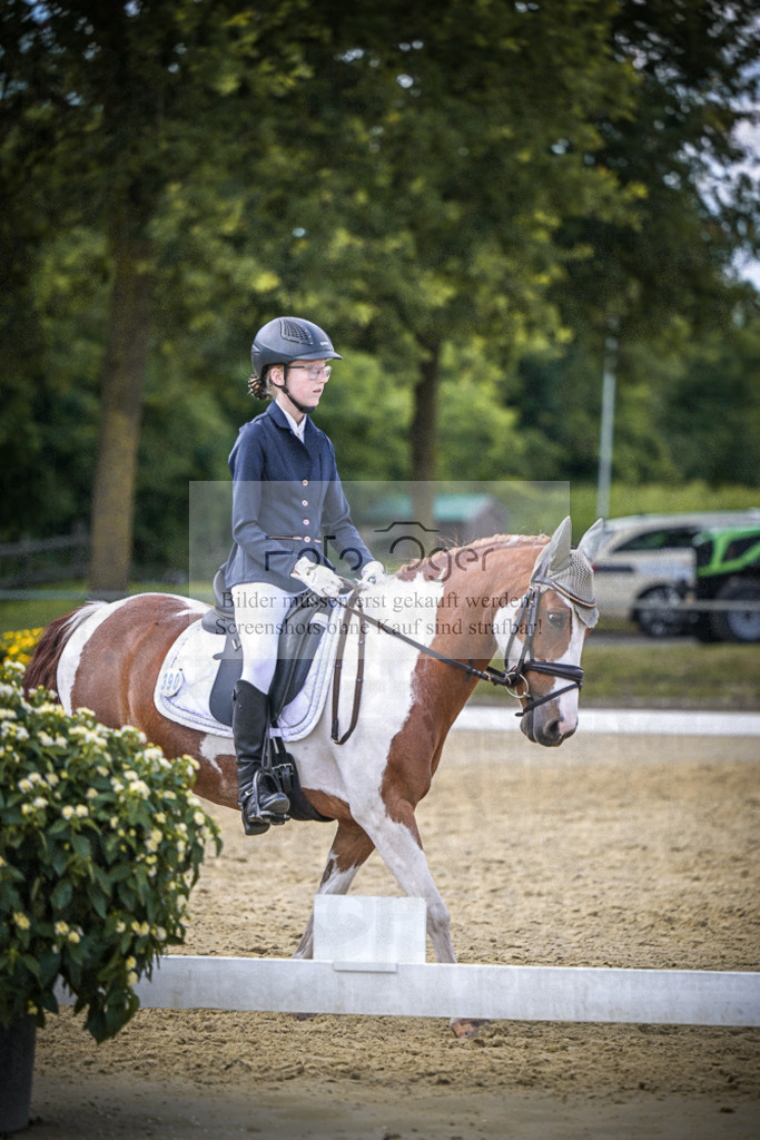 DOS_8792 | Entdecke hochwertige Reitturnierfotos von Foto Oger. Professionell, emotional und authentisch – jetzt Lieblingsmomente im Shop bestellen.Deutschlandweite Turnierfotografie. - Realisiert mit Pictrs.com