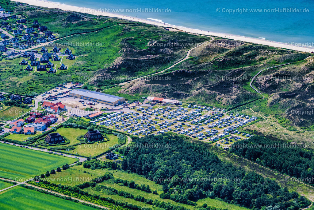Sylt_Wenningstedt_Campingplatz_ELS_5328130625 | WENNINGSTEDT-BRADERUP (SYLT) 13.06.2025 Wohnwagen und Zelte- Campingplatz - und Zeltplatz in Wenningstedt-Braderup (Sylt) auf der Insel Sylt im Bundesland Schleswig-Holstein, Deutschland. // Camping with caravans and tents in Wenningstedt-Braderup (Sylt) on Island Sylt in the state Schleswig-Holstein, Germany. Foto: Martin Elsen
