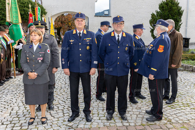 Kranzniederlegung am Karner bei der Stadtpfarrkirche "Maria in Dorn" | Bildershop von pixelworld.at - Realisiert mit Pictrs.com