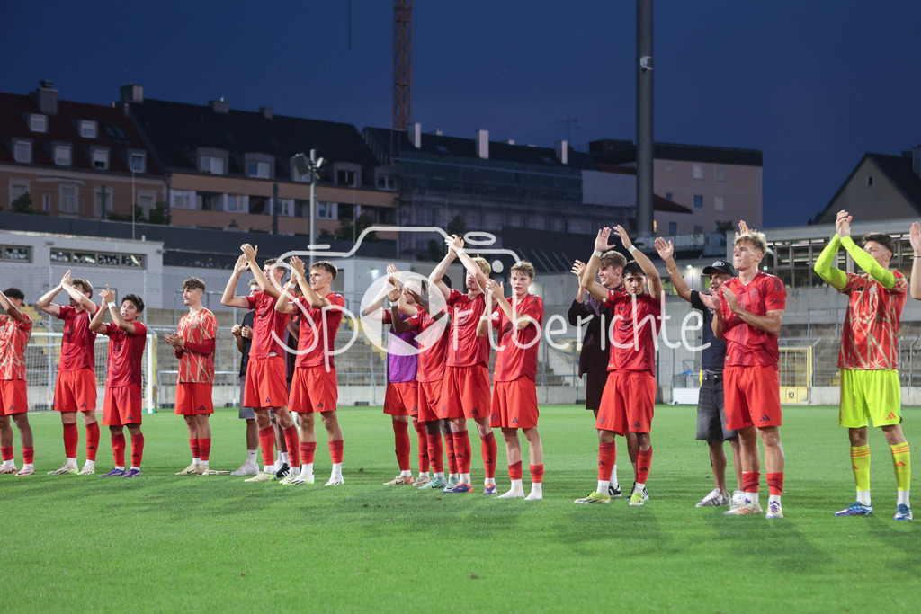FC Bayern Amateure - SpVgg Bayreuth | Die Spieler der Bayern Amateure feiern zusammen mit den Fans dem Heimsieg gegen Bayreuth