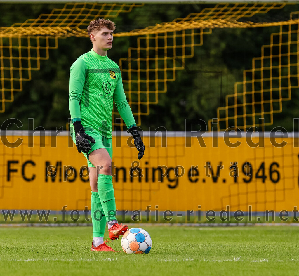 2023-08-08_072_FC_Moosinning_gegen_FC_Langengeisling | Moosinning, Deutschland, 08.08.2023:
Fußball, Bezirksliga Oberbayern Ost 2023 / 2024, 3. Spieltag, FC Moosinning gegen FC Langengeisling, Endergebnis: 0:4

David Auerweck (FC Moosinning, #26)

Foto: Christian Riedel / fotografie-riedel.net