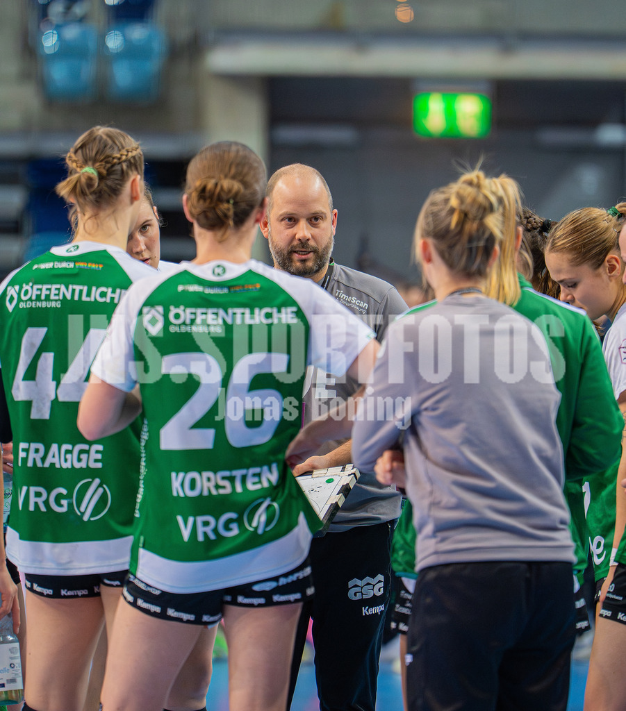 Handball I Frauen I Saison 2025-2026 I 1. HBF I 15. Spieltag I VFL Oldenburg - SV Union Halle-Neustadt 0084 | Lisa-Marie Fragge (44, VfL Oldenburg), Pam Korsten (26, VfL Oldenburg) Niels Bötel (VfL Oldenburg) - Realisiert mit Pictrs.com