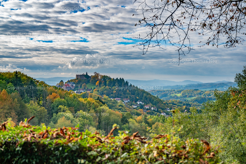Lindenfels-Herbst-Odenwald | Herbst in Lindenfels, goldener Oktober, Das laub verfärbt, bunter Blätter, Blick auf die herbstlich gefärbte Perle des Odenwaldes, Blick auf die Burgruine und den Ort Lindenfels an der Bergstraße im Odenwald. Herbstfarben leuchten über den bewaldeten Hügeln, während sich unter wechselndem Himmel ein weiter Blick über das Tal öffnet.Bild: Thomas Neu