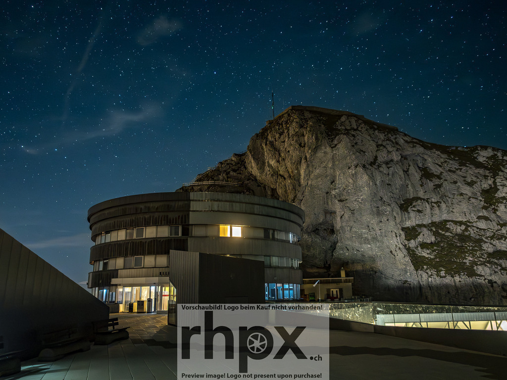 Astronomieabend am Pilatus / Astronomy Evening at Pilatus | Kosmos. Licht. Staunen.
Unter dem weiten Sternenzelt auf dem Pilatus versammeln sich Begeisterte, um in die Tiefen des Universums zu blicken. 


Cosmos. Light. Wonder.
Under the vast starry canopy on Mount Pilatus, enthusiasts gather to gaze into the depths of the universe. - Realisiert mit Pictrs.com