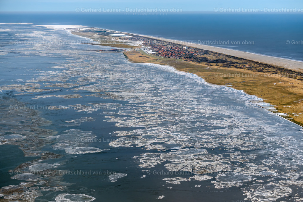 4044244 | JUIST 14.02.2021 Eisschollenstücke einer Treibeis- Schicht auf der Wasseroberfläche vor der Nordsee- Insel Juist im Bundesland Niedersachsen, Deutschland. Weiterführende Informationen bei: Inselgemeinde und Kurverwaltung Juist,  Ostfriesland Tourismus GmbH,  Werbegemeinschaft der Ostfriesischen Inseln GbR. // Ice floe pieces of a drift ice layer on the water surface vor of Nordsee- Island Juist in the state Lower Saxony, Germany. Further information at: Inselgemeinde und Kurverwaltung Juist,  Ostfriesland Tourismus GmbH,  Werbegemeinschaft der Ostfriesischen Inseln GbR. Foto: Gerhard Launer