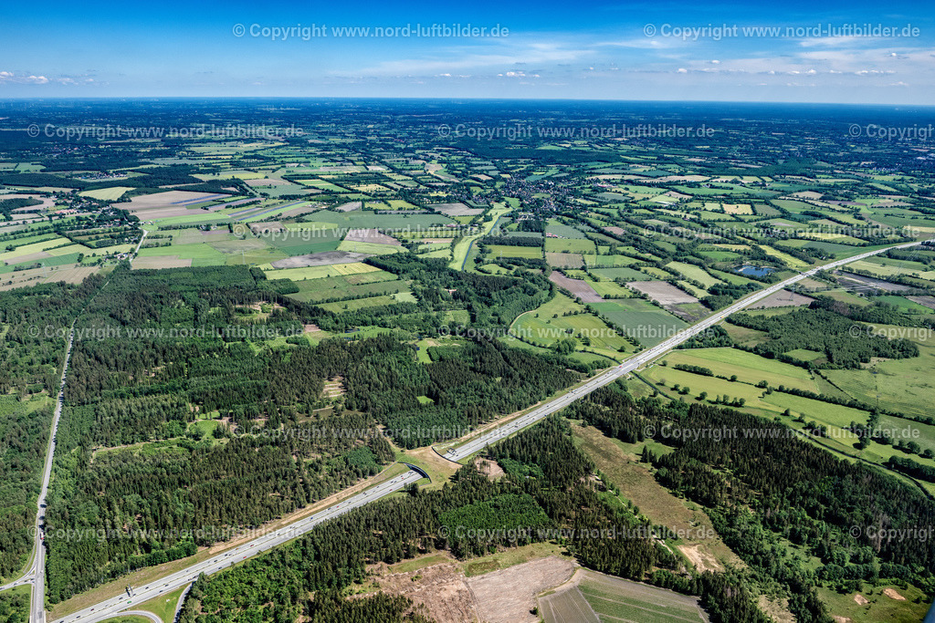 Schmalfeld_ELS_7766030622 | BAD BRAMSTEDT 03.06.2022 Autobahn- Streckenverlauf der BAB BAB A7 bei in Bad Bramstedt im Bundesland Schleswig-Holstein, Deutschland. Weiterführende Informationen bei: Die Autobahn GmbH des Bundes. // Highway route BAB A7 in in Bad Bramstedt in the state Schleswig-Holstein, Germany. Further information at: Die Autobahn GmbH des Bundes. Foto: Martin Elsen