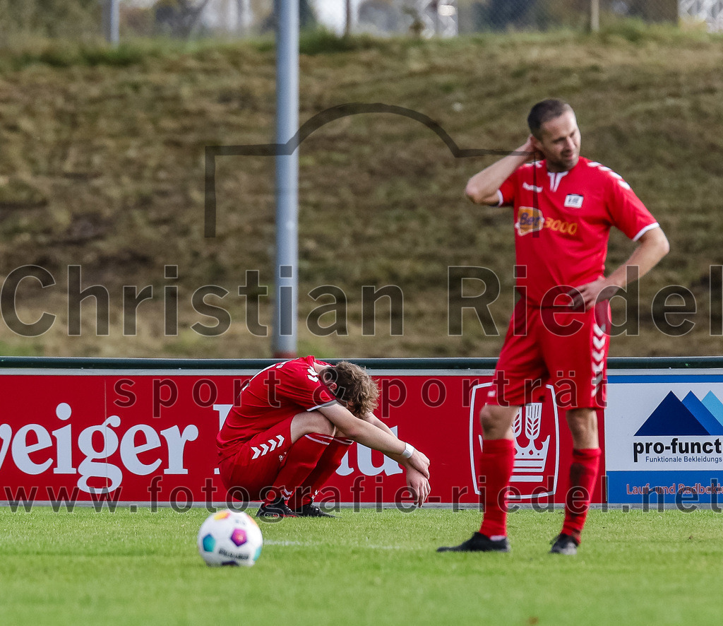 2023-11-04_050_FC_Langengeisling_gegen_VfL_Waldkraiburg | Erding, Deutschland, 04.11.2023:
Fußball, Bezirksliga Oberbayern Ost 2023 / 2024, 16. Spieltag, FC Langengeisling gegen VfL Waldkraiburg, Endergebnis: 2:0

Danis Glamocic (VfL Waldkraiburg, #14), Raimund Stuiber (VfL Waldkraiburg, #4)

Foto: Christian Riedel / fotografie-riedel.net