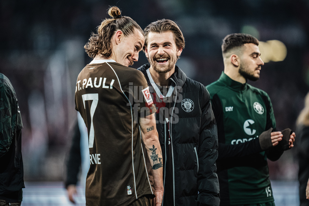 Fußball | Männer | Saison 2023/2024 | 2. Fußball-Bundesliga | 31. Spieltag | FC St. Pauli vs. FC Hansa Rostock | 26.04.2024 | v.l. Jackson Irvine (#7, FC St. Pauli) und Connor Metcalfe (#24, FC St. Pauli) blödeln nach dem Spiel herum