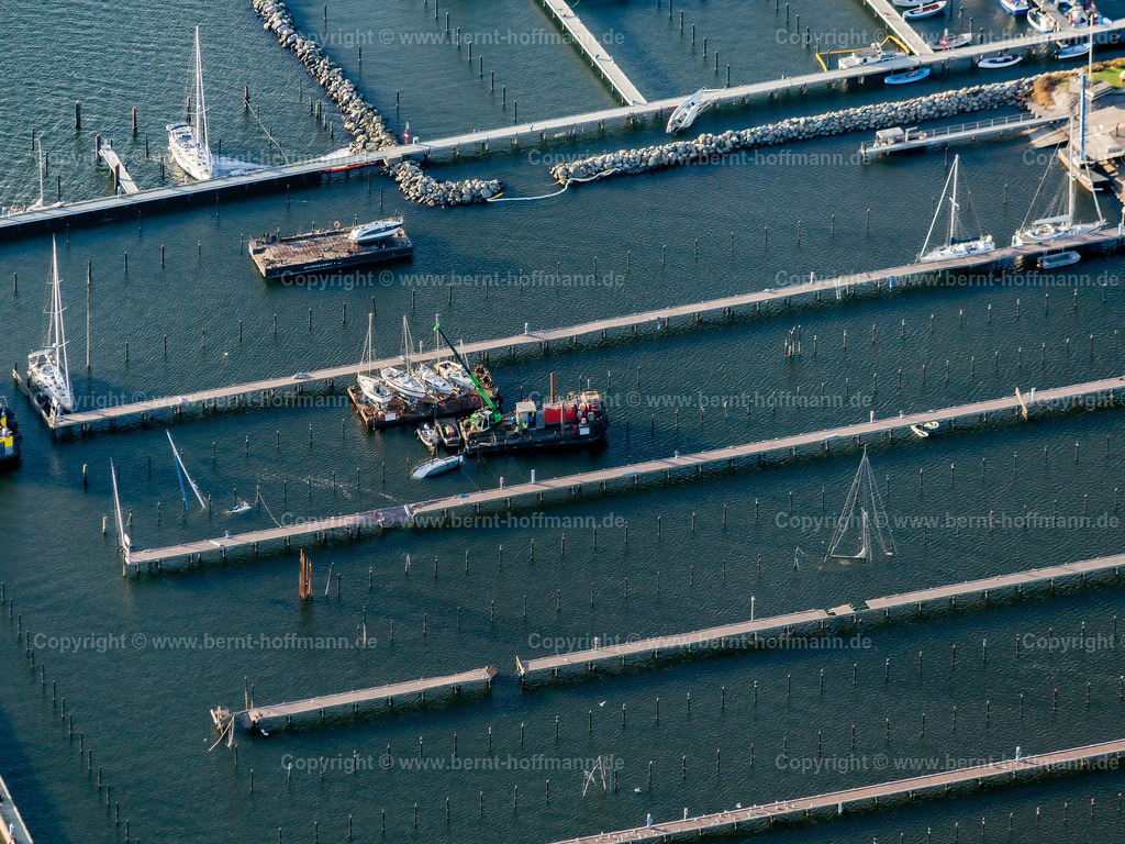 PLB_6744modct_Maasholm_Sturmschaden_80x60 | LUFTBILD. Maasholm - havarierte Boote und Yachten. __ Zweiter Fotoflug über die Region SH-Nordost nach dem Oststurm vom 19. und 20. Oktober 2023. __ Maasholm -Hafen mit gesunkenen und schwer beschädigten Booten und Yachten sowie ramponierten Brückenanlagen. __ Im Yachthafen sind erkennbar mehr als zehn getauchte Boote. Eine Segelyacht steht auf einer Brücke (links im Bild). Bergungsschiffe und Lagerpontons. - Realisiert mit Pictrs.com