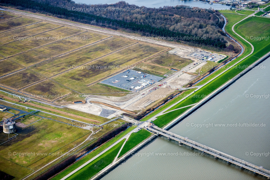 Wilhelmshaven_LNG_Baustelle_ELS_3679040223 | WILHELMSHAVEN 04.02.2023 Baustelle zum Neubau der Wasserbrücke mit Leitungssystemen des LNG Erdgas und Flüssiggas- Terminal und Entladekai an der Nordsee in Wilhelmshaven im Bundesland Niedersachsen, Deutschland. Weiterführende Informationen bei: Depenbrock Bau GmbH & Co. KG,  Niedersachsen Ports GmbH & Co. KG,  TES Tree Energy Solutions GmbH,  Uniper Anlagenservice GmbH. // Construction site of water bridge with line systems of the LNG natural gas and liquid gas terminal and unloading quay at the North Sea in Wilhelmshaven in the state Lower Saxony, Germany. Further information at: Depenbrock Bau GmbH & Co. KG,  Niedersachsen Ports GmbH & Co. KG,  TES Tree Energy Solutions GmbH,  Uniper Anlagenservice GmbH. Foto: Martin Elsen
