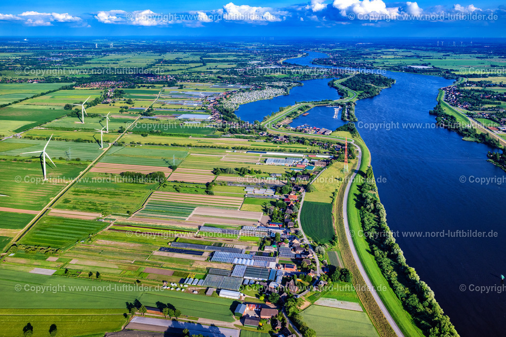 Hamburg_Ochsenwerder_Overwerderhauptdeich_Elbe_ELS_7710160625 | HAMBURG 16.06.2025 Uferbereiche am Flußverlauf der Elbe mit Blick auf den Hohendeicher See und den Hafen Oortkaten entlang des Overwerder Hauptdeich in Hamburg, Deutschland. // Riparian zones on the course of the river of Elbe overlooking the Hohendeicher See and the port Oortkaten in Hamburg, Germany. Foto: Martin Elsen