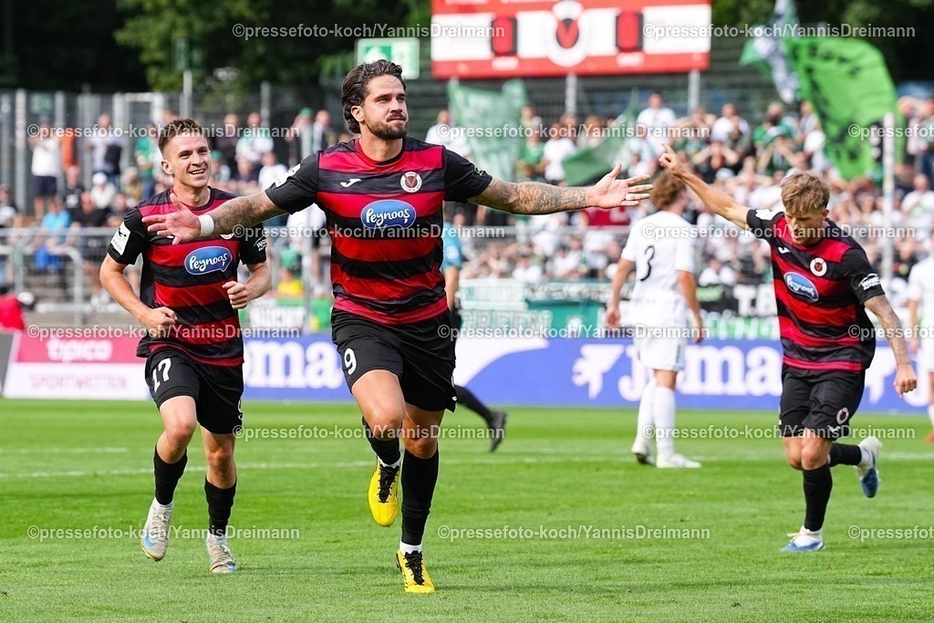 xydr03082501039 | 03.08.2025, xydrx, Fußball, 3.Liga, Viktoria Köln - FC Schweinfurt 05, Saison 2025 2026, Sportpark Höhenberg: Torjubel nach dem Tor zum 1:0 für Viktoria Köln durch Torschütze Lex-Tyger Lobinger (Viktoria Köln #9) zusammen mit Marco Pledl (Viktoria Köln #17)    DFB regulations prohibit any use of photographs as image sequences and or quasi-video.