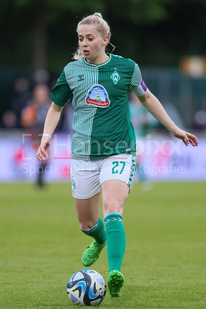 Fussball, Google Pixel Frauen-Bundesliga, SV Werder Bremen - MSV Duisburg | v.li.: Nina Lührßen (SV Werder Bremen, 27) am Ball, Einzelbild, Ganzkörper, Aktion, Action, Spielszene, DIE DFB-RICHTLINIEN UNTERSAGEN JEGLICHE NUTZUNG VON FOTOS ALS SEQUENZBILDER UND/ODER VIDEOÄHNLICHE FOTOSTRECKEN. DFB REGULATIONS PROHIBIT ANY USE OF PHOTOGRAPHS AS IMAGE SEQUENCES AND/OR QUASI-VIDEO.