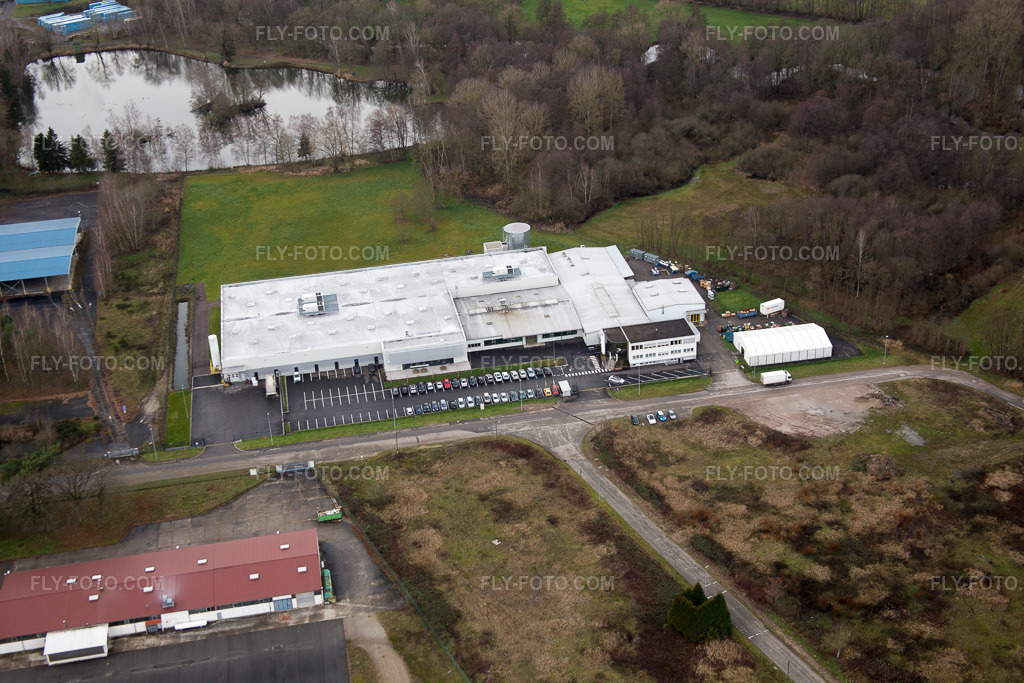 Aerial view: Parker Hannifin Manufacturing in the district Altenstadt in Wissembourg in the state Bas-Rhin, France. – Photo: IMG_085862.jpg taken on 01/08/2016 by Werner Riehm/FLY-FOTO.com – Resolution of the original: 5472 x 3648 px