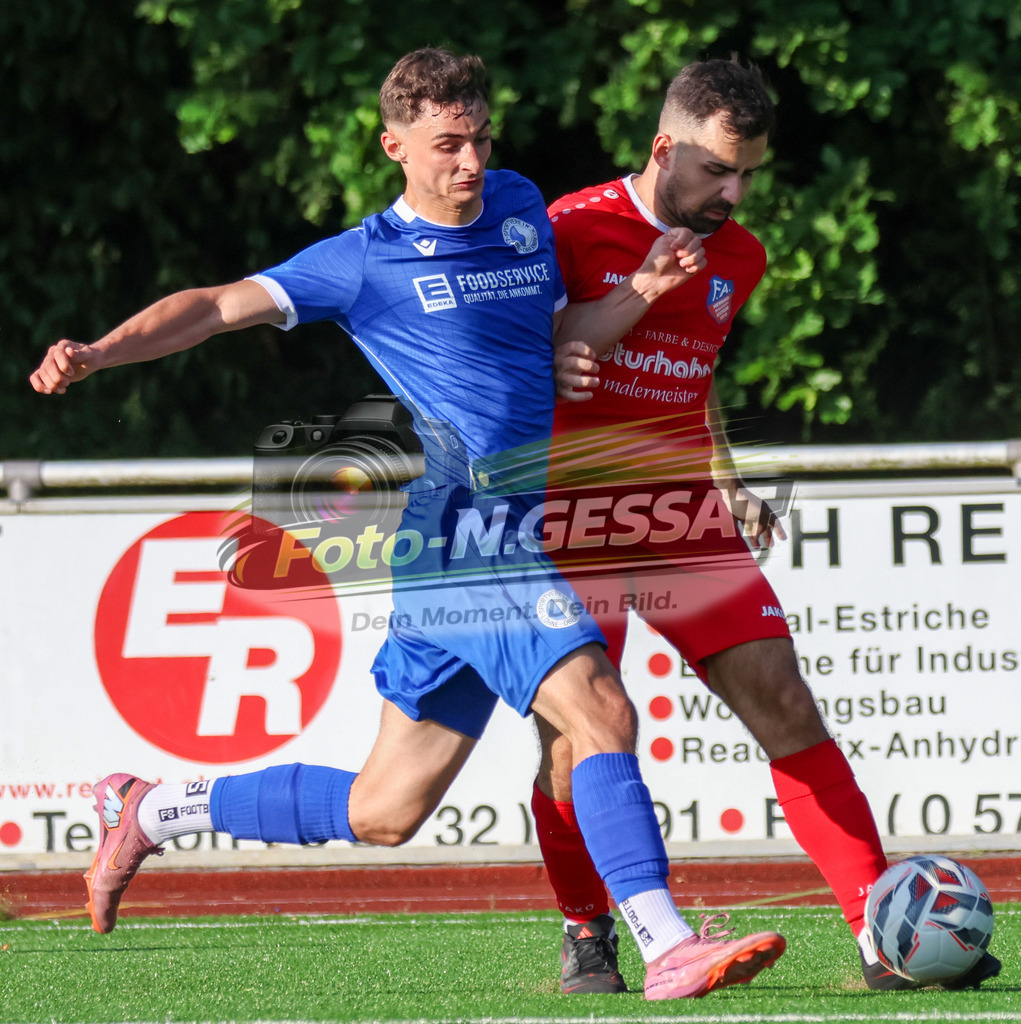 TuS Bardüttingdorf - TuRa Löhne | Auf dem Bild zu sehen: blau SV Löhne-Obernbeck: Marian-Claudiu Gramada ; rot SG FA Herringhausen/Eickum: Juan Joel Akman SV Löhne-Obernbeck, SG FA Herringhausen/Eickum, Saison 26/27, Fistelmann SuperCup - Realisiert mit Pictrs.com