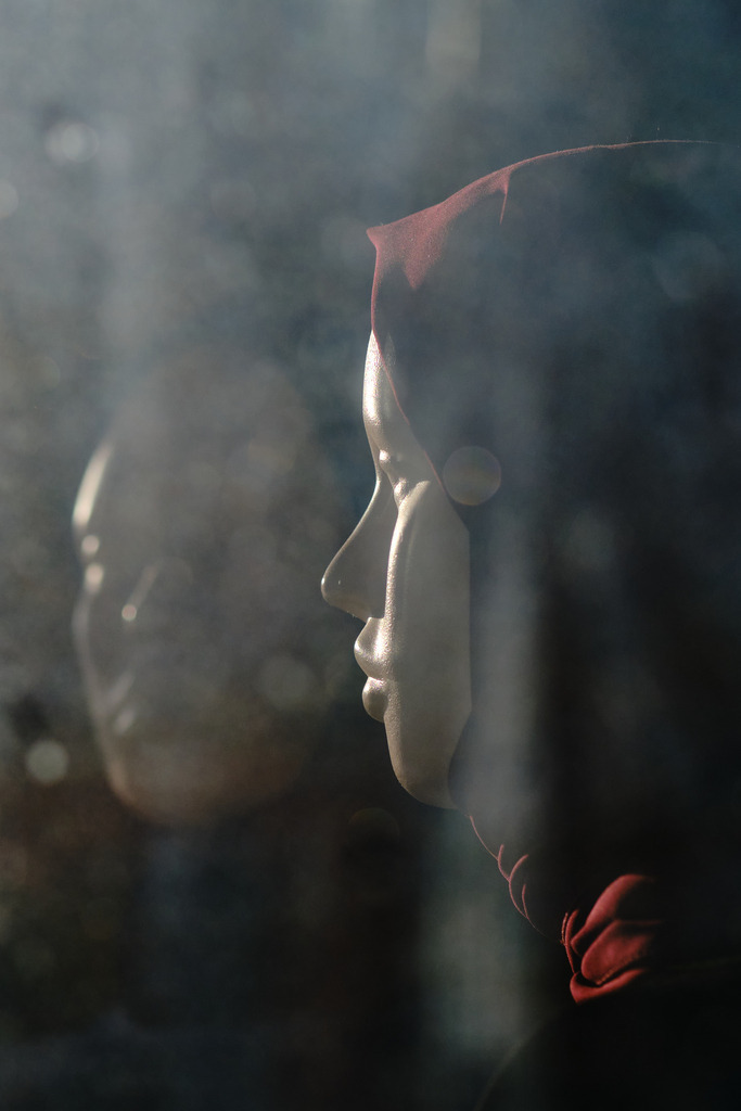 Schaufensterpuppe mit rotem Kopftuch | Wien, Austria - February 23, 2022: Schaufensterpuppe mit rotem Kopftuch durch ein schmutziges Glas. - Realisiert mit Pictrs.com