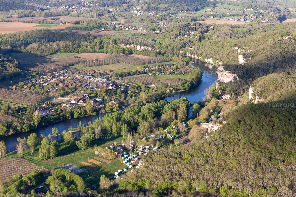 Aerial view: Camping Soleil-Plage on the Dordogne in Vitrac in the state Dordogne, France. – Photo: IMG_113574.jpg taken on 04/16/2019 by Werner Riehm/FLY-FOTO.com – Resolution of the original: 5472 x 3648 px