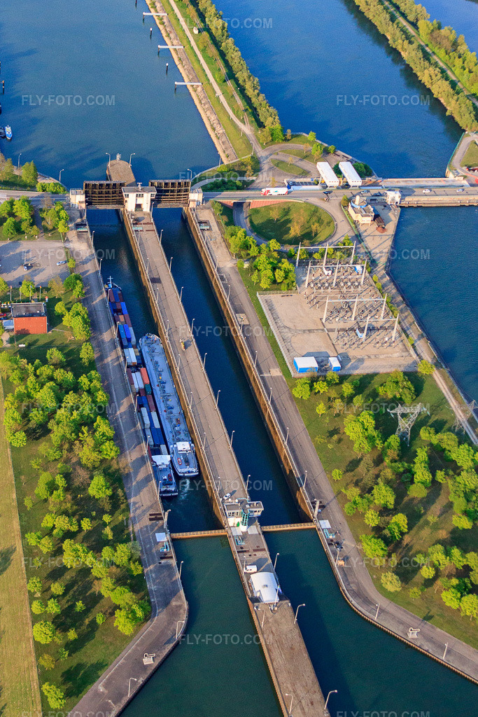 Aerial view: Pont de Gambsheim, lock on the Rhine in Gambsheim in the state Bas-Rhin, France. – Photo: IMG_39558.jpg taken on 04/14/2011 by Werner Riehm/FLY-FOTO.com – Resolution of the original: 2388 x 3582 px