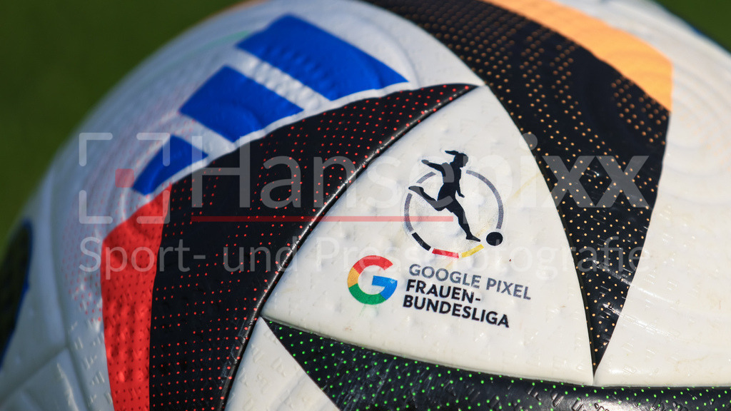 Fussball, Google Pixel Frauen-Bundesliga, Training SV Werder Bremen | Der Spielball liegt auf dem Spielfeld, Rasen, Gras, Boden, Google Pixel Frauen-Bundesliga, adidas, Fussballliebe, Fußballliebe, Pro, Precisionshell, Speedshell, Symbolfoto, Symbolbild Fussball, Fußball, Ball, Offizieller Ball, Offizieller Spielball, Offical Match Ball, Offical Matchball, Anschnitt mit dem Logo der Google Pixel Frauen-Bundesliga