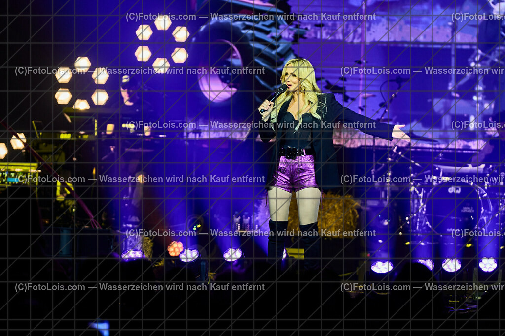 ALP2573_BergBauernTour-Konzert_Naschenweng Melissa | (C)FotoLois.com, Alois Spandl, BergBauernTour 2023 - Melissa Naschenweng, Tourstop in Wieselburg, Konzert im NV-Forum Wieselburg, Sa 8. April 2023.