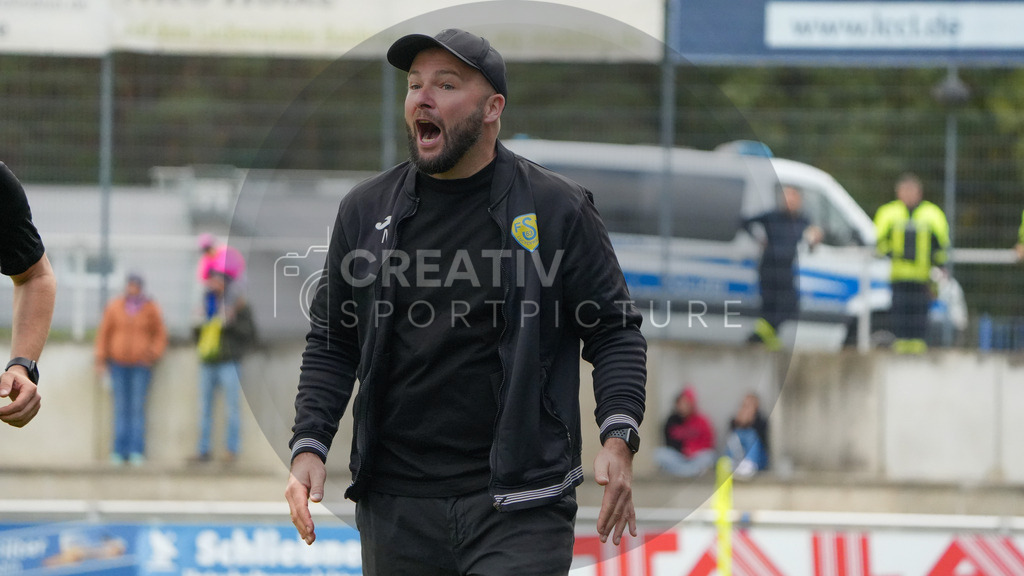Fußball, Herren, Saison 2025/2026, Regionalliga Nordost, 11. Spieltag, FSV 63 Luckenwalde vs. FC Carl-Zeiss Jena, Samstag 05.10.2025, Werner-Seelenbinder-Stadion Luckenwalde, | Fußball, Herren, Saison 2025/2026, Regionalliga Nordost, 11. Spieltag, FSV 63 Luckenwalde vs. FC Carl-Zeiss Jena, Samstag 05.10.2025, Werner-Seelenbinder-Stadion Luckenwalde, Im Bild: Michael Braune (Trainer Luckenwalde) emotional aktiv an der Seitenlinie. - Realisiert mit Pictrs.com