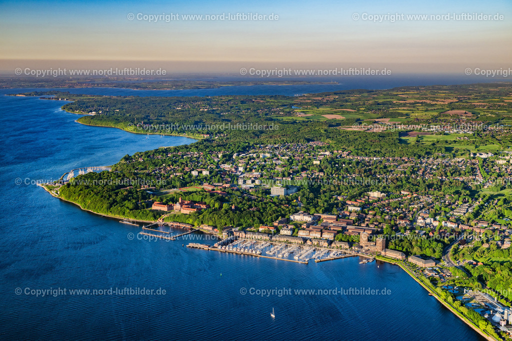 Flensburg_Mürwik_ELS_3291170524 | FLENSBURG 17.05.2024 Wohngebiet im Stadtteil " Mürwik " an der Kelmstraße in Flensburg im Bundesland Schleswig-Holstein, Deutschland. // Cityscape of the district " Muerwik " on street Kelmstrasse in Flensburg in the state Schleswig-Holstein, Germany. Foto: Martin Elsen