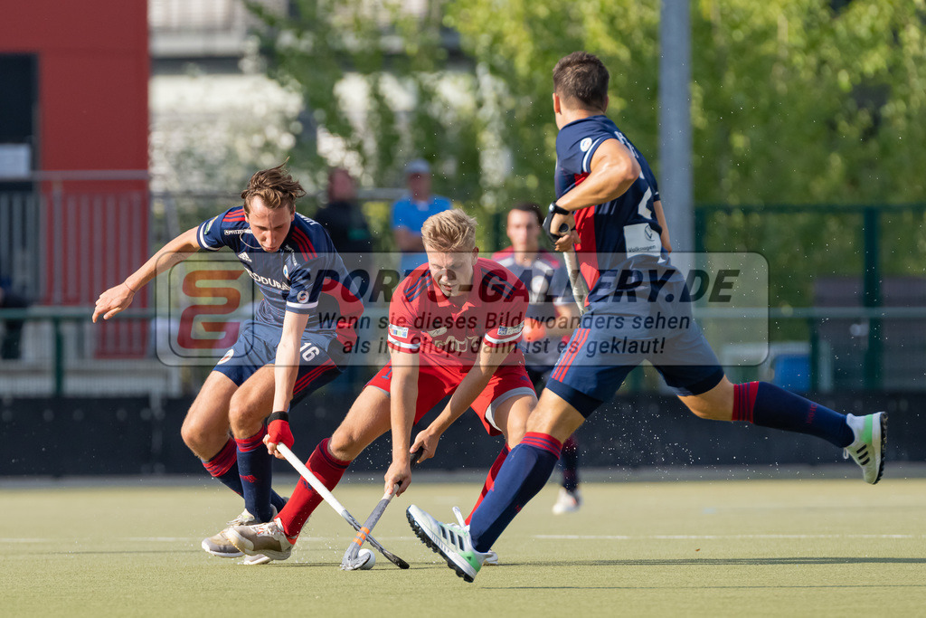 HK_20220903_109777 | 1. Bundesliga Herren Düsseldorfer HC - Mannheimer HC am 3.9.2022 DHC Düsseldorf, Düsseldorf , links Peer Hinrichs ( Mannheimer HC #16 ) , rechts Gonzalo Peillat ( Mannheimer HC #2 )