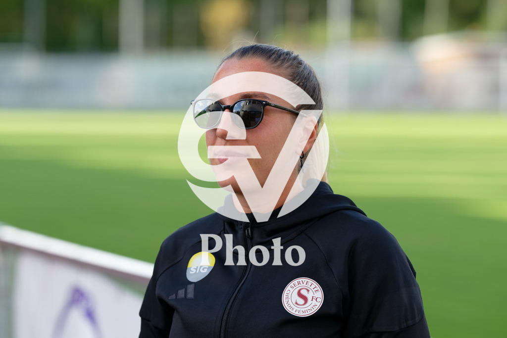 DZ8_6624_c | Switzerland: AXA Womens Super League 2025/26, Servette FC Chenois Feminin vs FC Aarau Frauen - Stade des Trois-Chene, Chene-Bourge: Players of Servette FC Chenois Feminin arrive at the stadium