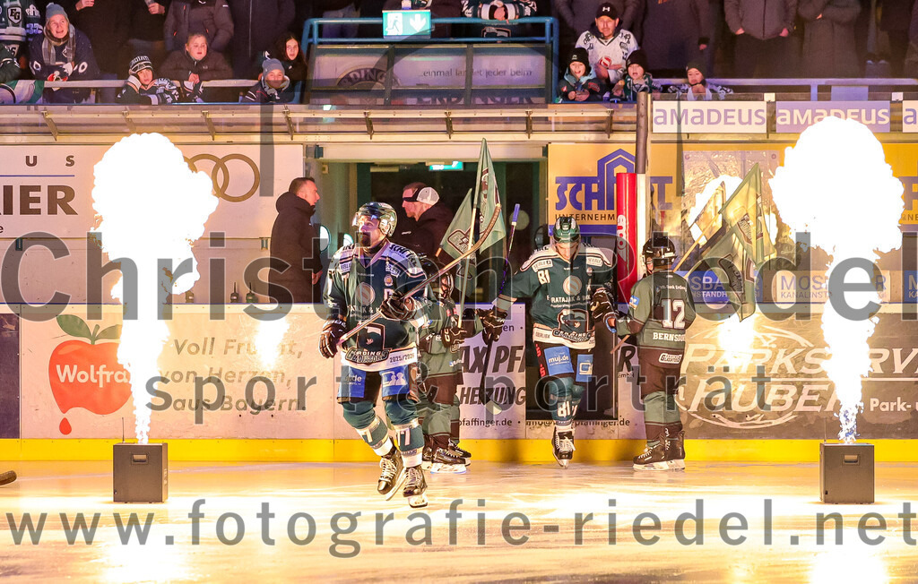 2025-12-23_025_TSV_Erding_gegen_Heilbronner_Falken | Erding, Deutschland, 23.12.2025:Eishockey, Oberliga Süd 2025 / 2026, 29. Spieltag, TSV Erding gegen Heilbronner Falken, Endergebnis: 5:4Philipp Michl (Erding Gladiators, #77), Maximilian Forster (Erding Gladiators, #81)Foto: Christian Riedel / fotografie-riedel.net