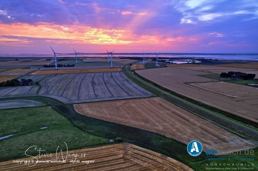 Windpark - Simonsberg | Entdecken Sie atemberaubende Luftbilder und Fotografien auf airwatch.de - Tauchen Sie ein in eine Welt voller faszinierender Aufnahmen aus der Vogelperspektive.