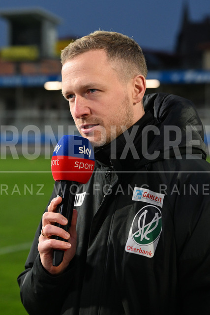 TSV Egger Glas Hartberg vs SV Oberbank Ried – Austrian Bundesliga Match | TSV Egger Glas Hartberg and SV Oberbank Ried. High-intensity match action, tackles, shots on goal, celebrations, fan atmosphere and stadium scenes captured in professional quality. The image shows headcoach Maximilian Senft (Ried).