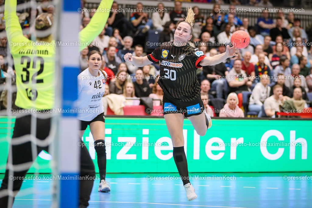 DueDHB03032401006 | 03.03.2024, Handball, Düsseldorf, Mitsubishi Electric Halle, Frauen EHF EURO Qualifikation, Spieltag 4, Deutschland - Slowakei: Jenny Behrend (30, Deutschland) wirft den Ball auf das Tor von Torhüterin Bella Olahova (32, Slowakei)