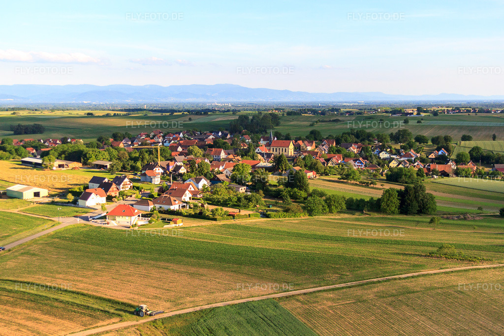 Luftbild: Ortsansicht von Norden in Oberlauterbach im Bundesland Bas-Rhin in Frankreich. – Foto: IMG_66625.jpg vom 05.06.2014 durch Werner Riehm/FLY-FOTO.de – Auflösung des Originals: 4752 x 3168 px