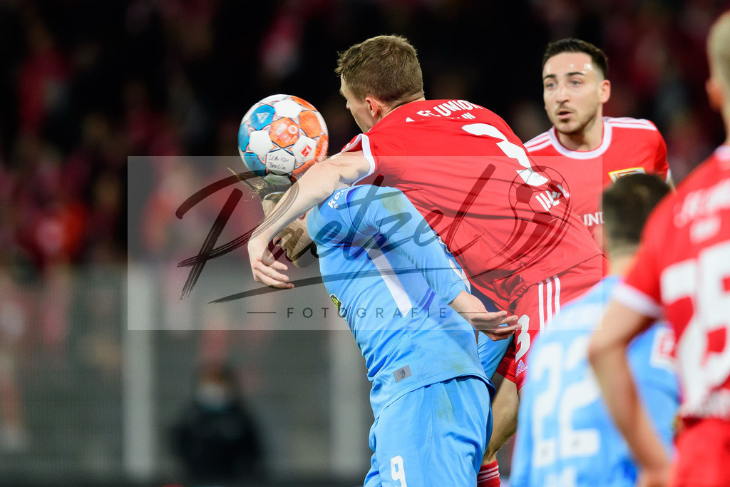 FCUFRE20211215_050 | Fussball, Herren: Lucas Hoeler (SC Freiburg) und Paul Jaeckel (1. FC Union Berlin) im Zweikampf bei dem Spiel der 1. Bundesliga zwischen 1. FC Union Berlin und SC Freiburg im Stadion An der Alten Foersterei am 15.12.2021 in Berlin, Deutschland.DFB / DFL REGULATIONS PROHIBIT ANY USE OF PHOTOGRAPHS AS IMAGE SEQUENCES AND/OR QUASI-VIDEO. - Realisiert mit Pictrs.com
