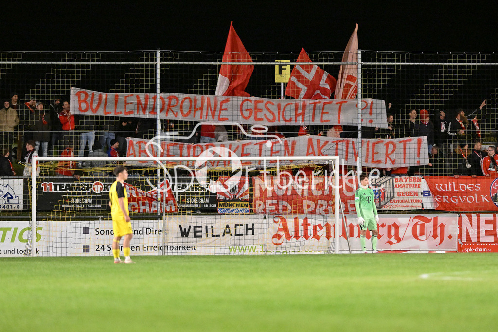 DJK Vilzing - FC Bayern Amateure | Spruchband der Bayern Amateure Fans (/Regionalliga Bayern: DJK Vilzing - FC Bayern Amateure; Manfred-Zollner Stadion am 23.09.2025