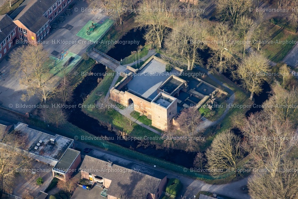 Luftbild Burg Huels Krefeld-8134 | Luftbildfotografie Ruine und Mauerreste der ehemaligen Burganlage " Hülser Burg " an der Straße Herrenweg in Hüls im Bundesland Nordrhein-Westfalen, Deutschland - Realisiert mit Pictrs.com