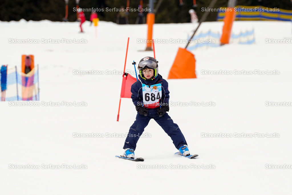 SRF_02.01.2026_0636 | Skirennfotos,Serfaus,Fiss,Ladis,Kinderskirennen,Winter,Tirol,Oberland,skirace,SFL,feelfree,weil wir's genießen,ski,Ski,skifahren,Sonnenplateau, - Realisiert mit Pictrs.com