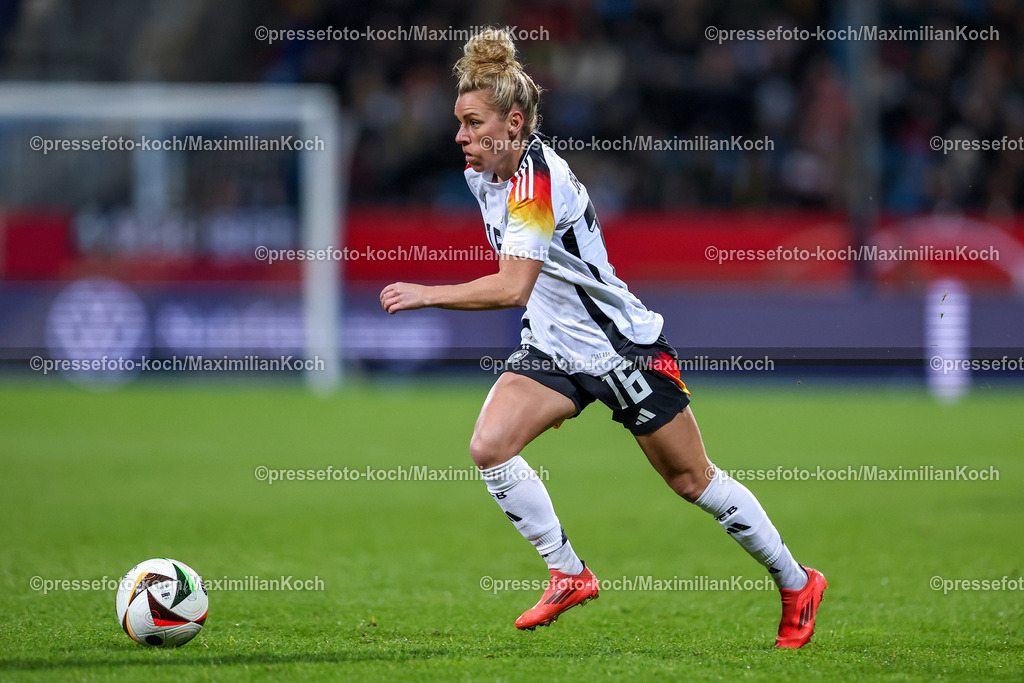 DFB0212240114202253 | 02.12.2024, Fußball Länderspiel Frauen, Deutschland - Italien, Vonovia-Ruhrstadion Bochum, Saison 2024 2025: Linda Dallmann (GER #16)DFB regulations prohibit any use of photographs as image sequences and or quasi-video.