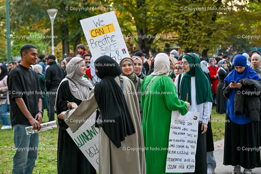 Demonstration_ Paleastina_ Linz_ 22.10.2023-83 | 22.10.2023, Linz, AUT, Demonstration Paleastina in Linz Volksgarten, im Bild Palästina, Gaza, Demoteilnehmer, Teilnehmer, Kundgebung, Plakate, Fahnen, Polizei, Beamte, Polizeifahrzeuge, Einsatzkraefte