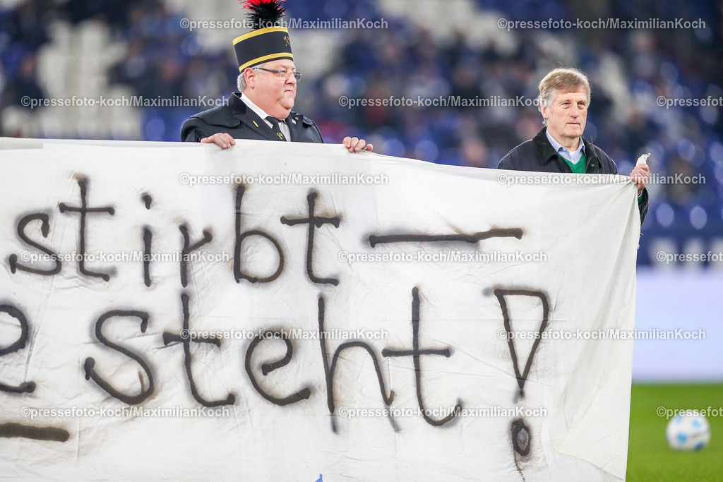 Schalke29112401007 | 29.11.2024, Fußball, FC Schalke 04 - 1. FC Kaiserslautern, 2. Fußball Bundesliga, Veltins-Arena Gelsenkirchen, Saison 2024 2025: Klaus Fichtel zu Gast im Stadion - Banner Der Wald stirbt, Die Tanne steht.DFB regulations prohibit any use of photographs as image sequences and or quasi-video.