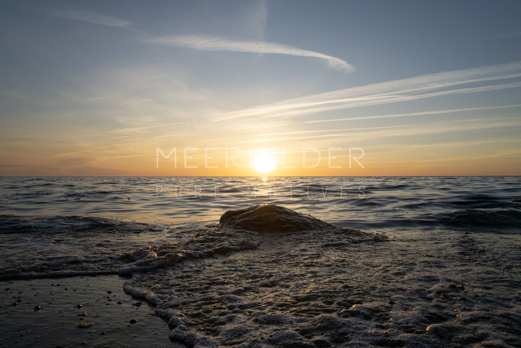 Fotoserie: Sunset & Splash // Sonnenuntergang am Meer | Gestalten Sie Ihr Zuhause mit einzigartigen Bildern von Ostsee u. Nordsee – als Leinwandbild, Acryl, Alu-Dibond oder FineArt Hahnemühle, individuell anpassbar.
