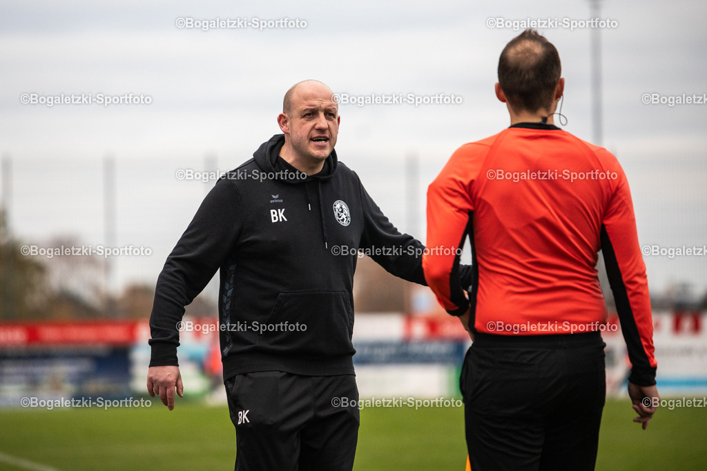 Trainer Bogdan Komorowski | 08.11.2025, Fußball, Regionalliga West, SSVg Velbert - SC Wiedenbrück: SSVg Velbert Trainer Bogdan Komorowski diskutiert mit dem Schiedsrichterassistenten - Realisiert mit Pictrs.com
